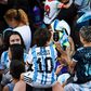 Les fans se pressent pour mettre la main sur un maillot de Lionel Messi avant la finale de la Coupe du monde, dimanche. Photo par Rodrigo Valle. Source : Getty Images