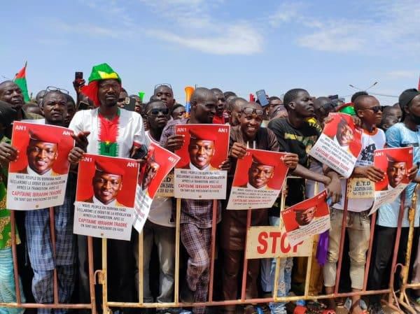 Burkina-Faso-Des-milliers-de-personnes-reclament-une-nouvelle-constitution-en-soutien-au-capitaine-Ibrahim-Traore