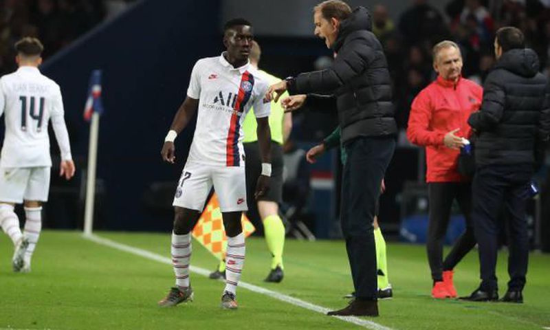 Thomas Tuchel discute avec Gana Gueye