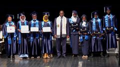 Le président Macky Sall pose avec les lauréats du Concours général 2022 du Sénégal