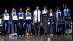 Le président Macky Sall pose avec les lauréats du Concours général 2022 du Sénégal