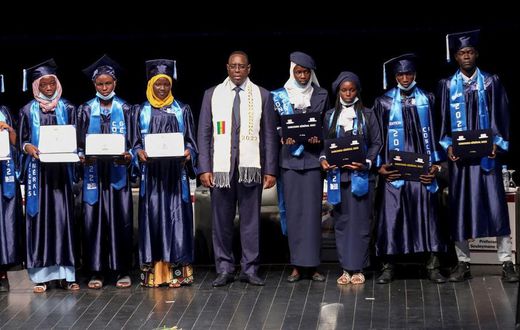 Le président Macky Sall pose avec les lauréats du Concours général 2022 du Sénégal