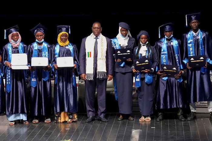 Le président Macky Sall pose avec les lauréats du Concours général 2022 du Sénégal
