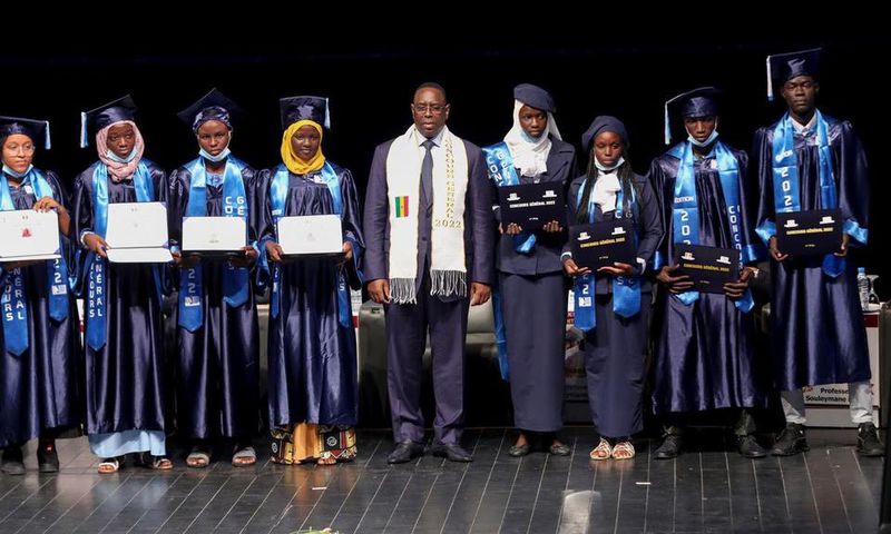 Le président Macky Sall pose avec les lauréats du Concours général 2022 du Sénégal