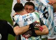 Lionel Messi célèbre avec le gardien de but Emiliano Martinez dont les trois arrêts aux tirs au but ont envoyé l'Argentine en finale de la Copa America