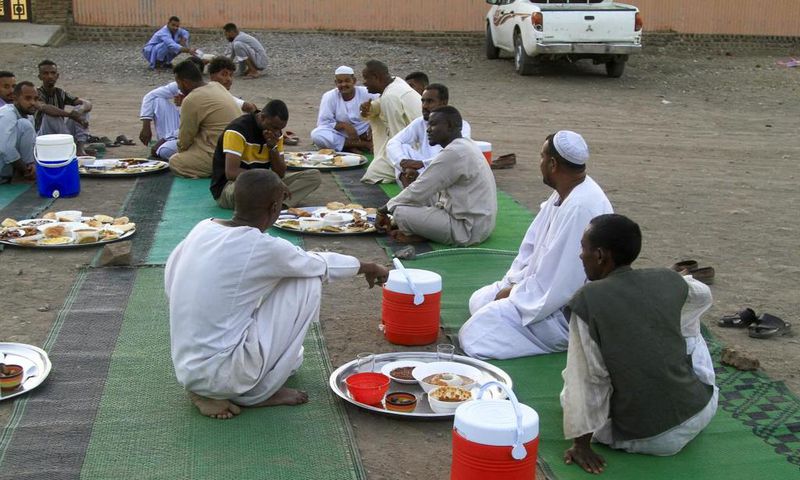 Guerre au Soudan, des cuisines communautaires pour s’entraider durant le ramadan