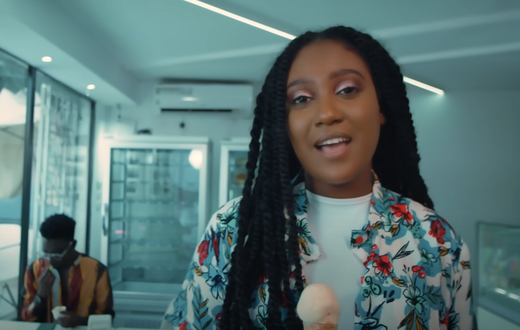 Capture d’écran du clip 'Xalé bi' d'Amira Abed