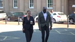 Louis Saha Matturie arrive au tribunal-de-Chester
