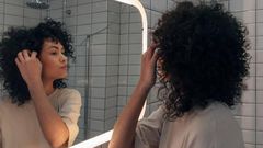 La peau derrière les oreilles et entre les orteils peut héberger une collection de microbes malsains