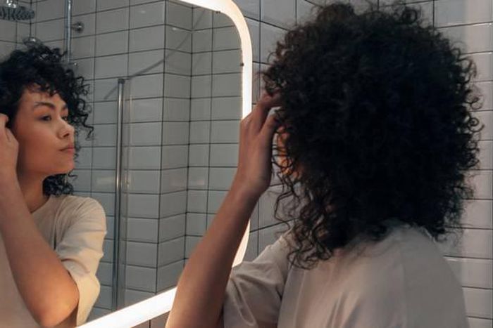 La peau derrière les oreilles et entre les orteils peut héberger une collection de microbes malsains