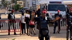 Des policiers installent une barrière pour filter les passages dans la rue où habite le leader du Pastef
