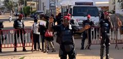 Des policiers installent une barrière pour filter les passages dans la rue où habite le leader du Pastef