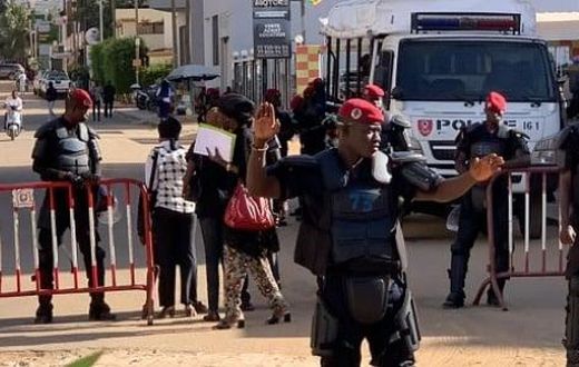 Des policiers installent une barrière pour filter les passages dans la rue où habite le leader du Pastef