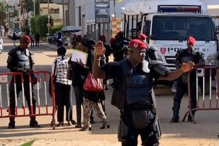 Des policiers installent une barrière pour filter les passages dans la rue où habite le leader du Pastef