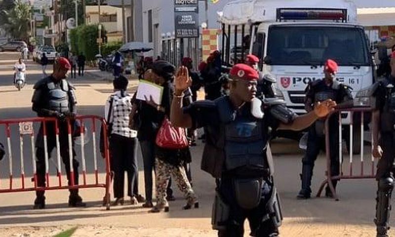 Des policiers installent une barrière pour filter les passages dans la rue où habite le leader du Pastef