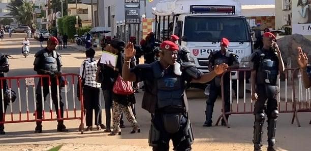 Des policiers installent une barrière pour filter les passages dans la rue où habite le leader du Pastef