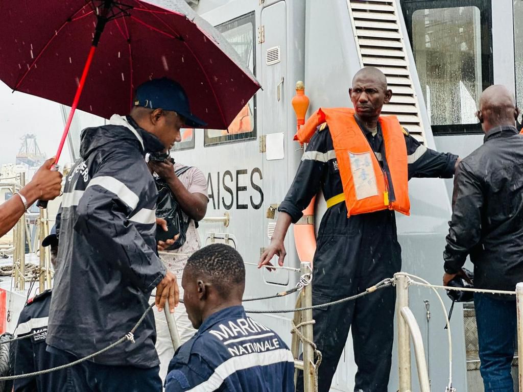 Antoine Diome sur les lieux du naufrage à Ouakam