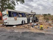 L'éclatement d'un pneu serait à l'origine d'un accident qui a causé la mort d'au moins 40 personnes, dimanche 8 janvier 2023, à Kaffrine (centre-ouest du Sénégal).