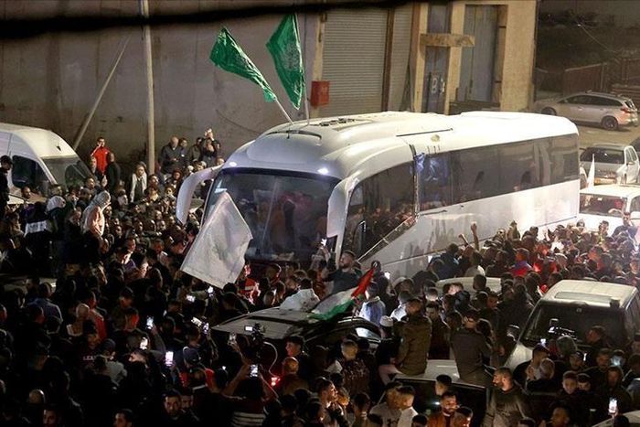 Une foule qui accueille des otages de Gaza retenus en Israel