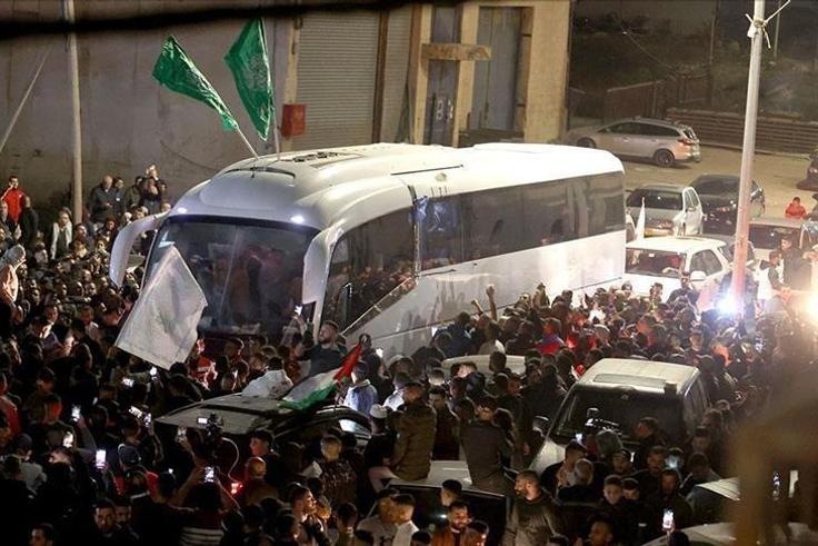 Une foule qui accueille des otages de Gaza retenus en Israel