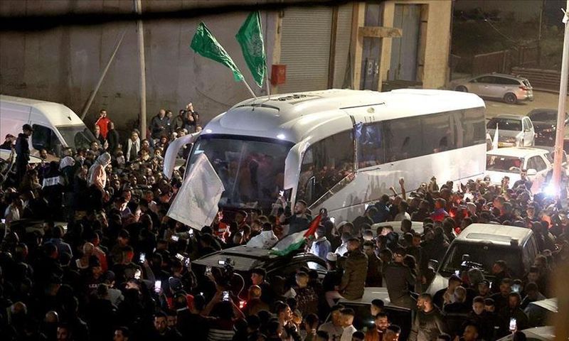 Une foule qui accueille des otages de Gaza retenus en Israel