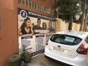 Un banderole publicitaire est fixé à l'extrémité de la façade avant de l'IBS, elle met en avant les différents pôles de formation de l'Institution.
