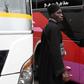 Un migrant sénégalais devant un bus qui l’emmènera à la frontière avec le Guatemala et continuera sa route vers les Etats-Unis A Tegucigalpa (Honduras), le 24 août 2023 ORLANDO SIERRA AFP
