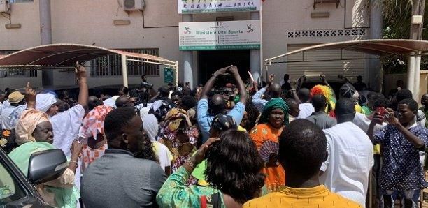 Folkore devant le siège du ministère des Sports