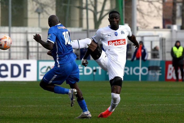 Almike Moussa Ndiaye a reçu un coup de pied du défenseur de l'OM, Eric Bailly, en pleine poitrine