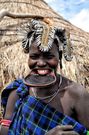 Femme de la tribu Mursi avec une plaque labiale [JungKook]