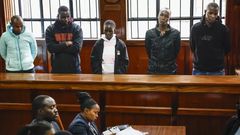 Cinq policiers comparaissent devant un tribunal pour leur possible complicité dans l'évasion d'un tueur en série présumé, le 21 août 2024 à Nairobi, au Kenya