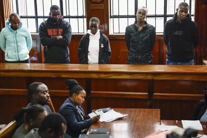 Cinq policiers comparaissent devant un tribunal pour leur possible complicité dans l'évasion d'un tueur en série présumé, le 21 août 2024 à Nairobi, au Kenya