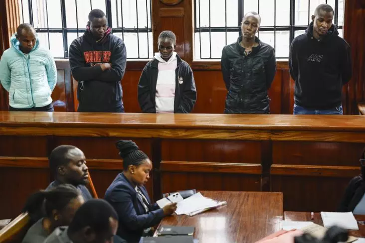 Cinq policiers comparaissent devant un tribunal pour leur possible complicité dans l'évasion d'un tueur en série présumé, le 21 août 2024 à Nairobi, au Kenya