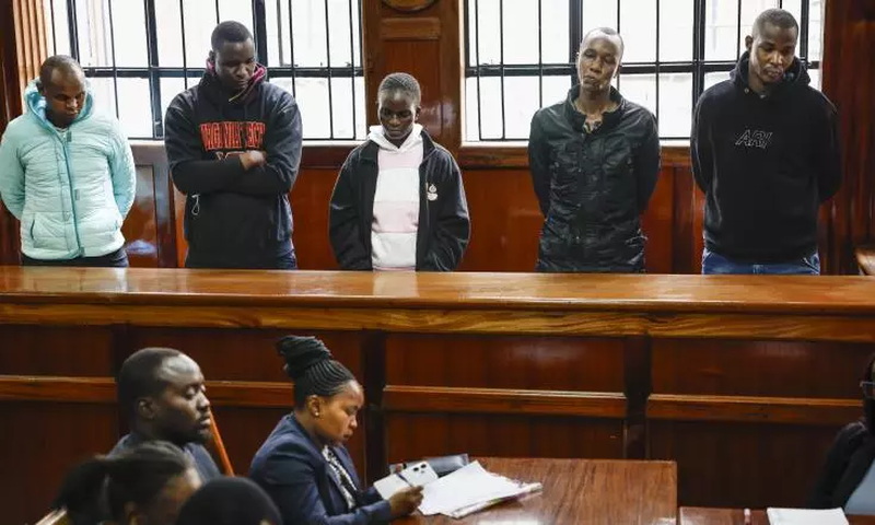 Cinq policiers comparaissent devant un tribunal pour leur possible complicité dans l'évasion d'un tueur en série présumé, le 21 août 2024 à Nairobi, au Kenya