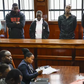 Cinq policiers comparaissent devant un tribunal pour leur possible complicité dans l'évasion d'un tueur en série présumé, le 21 août 2024 à Nairobi, au Kenya