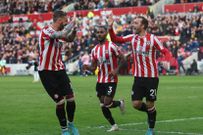 Eriksen avec le numéro 21 de Brentford (Premier League)