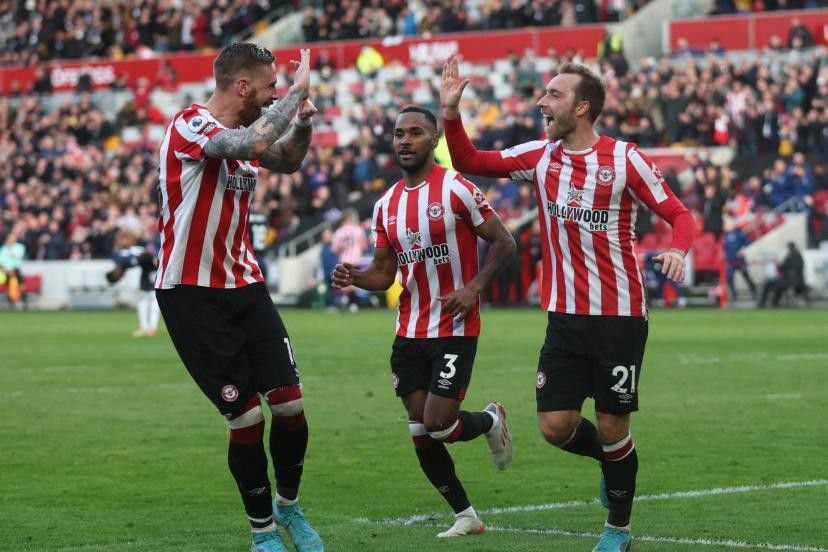 Eriksen avec le numéro 21 de Brentford (Premier League)