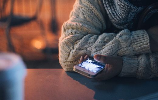 Mesdames, voici pourquoi un homme qui ne vous envoie pas de textos ne mérite pas votre temps.