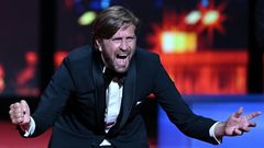 Le réalisateur Ruben Östlund reçoit la Palme d'or pour «Sans filtre», à Cannes, le 28 mai 2022