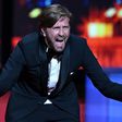 Le réalisateur Ruben Östlund reçoit la Palme d'or pour «Sans filtre», à Cannes, le 28 mai 2022