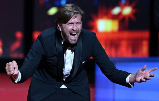 Le réalisateur Ruben Östlund reçoit la Palme d'or pour «Sans filtre», à Cannes, le 28 mai 2022