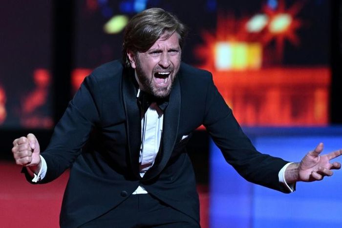 Le réalisateur Ruben Östlund reçoit la Palme d'or pour «Sans filtre», à Cannes, le 28 mai 2022