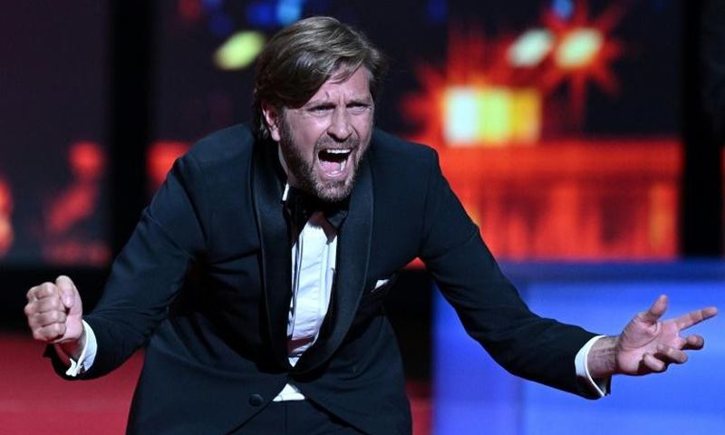 Le réalisateur Ruben Östlund reçoit la Palme d'or pour «Sans filtre», à Cannes, le 28 mai 2022