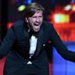 Le réalisateur Ruben Östlund reçoit la Palme d'or pour «Sans filtre», à Cannes, le 28 mai 2022