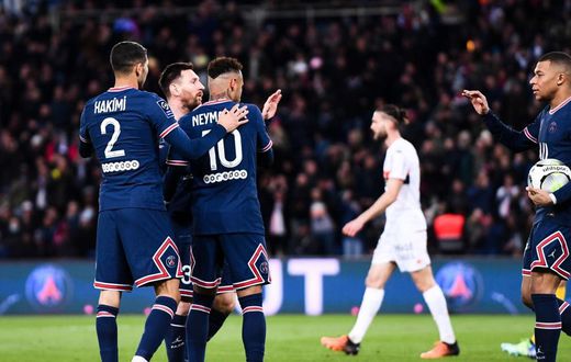 Le PSG s'impose face à Lorient avec un Mbappé exceptionnel