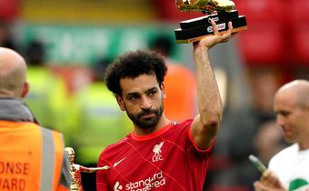 Salah holding up the Premier League golden boot award after the 3-1 win over Wolves