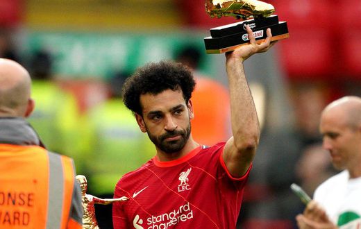 Salah holding up the Premier League golden boot award after the 3-1 win over Wolves