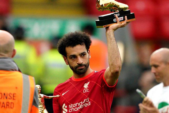 Salah holding up the Premier League golden boot award after the 3-1 win over Wolves