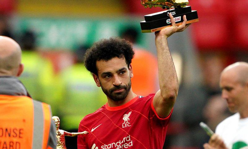 Salah holding up the Premier League golden boot award after the 3-1 win over Wolves