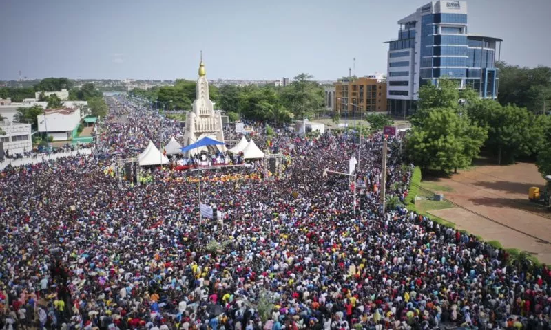 Des manifestants rassemblés le 19 juin 2020 à Bamako pour réclamer le départ du pouvoir du président malien Ibrahim Boubacar Keïta - AFP